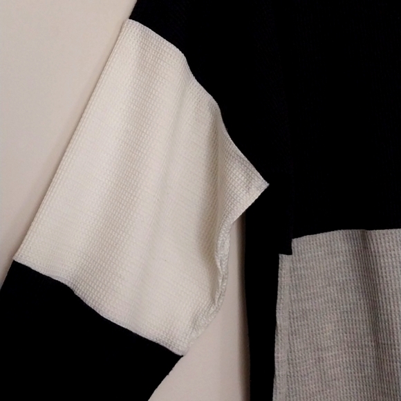 Cleo Long Sleeve Top V-neck line sz Medium - Picture 3 of 8